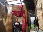 rumah-rusak-dihantam-angin-puting-beliung_20170825_112033.jpg