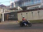 rumah-tempat-pembunuhan-sadis-dijual_20170704_011246.jpg