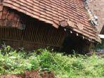 rumah-terdampak-longsor-di-desa-karyamukti-kecamatan-cililin.jpg