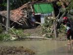 rumah-terendam-banjir_20160704_150441.jpg