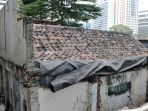 rumah-tua-di-tengah-apartemen-mewah_20190922_184757.jpg