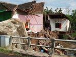 rumah-warga-di-kali-pete-ambrol.jpg