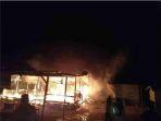 rumah-warung-terbakar-akibat-disambar-petir.jpg