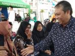 rustam-effendi-menyalami-keluarga-eling-sutikno-korban-lion-air_20181108_083840.jpg