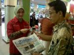 rustriningsih-jualan-koran.jpg