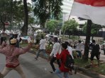 rusuh-demo-ahok-di-depan-kantor-kpk_20160520_214628.jpg