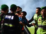 rusuh-usai-arema-fc-kalah-lawan-persebaya-127-orang-tewas_20221002_210807.jpg