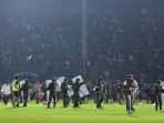 rusuh-usai-arema-fc-kalah-lawan-persebaya-127-orang-tewas_20221002_211642.jpg