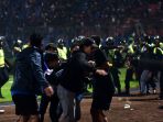 rusuh-usai-arema-fc-kalah-lawan-persebaya-puluhan-orang-tewas_20221002_030331.jpg