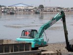 rutinitas-pengerukan-lumpur-di-waduk-pluit_20160407_193755.jpg