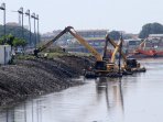 rutinitas-pengerukan-lumpur-di-waduk-pluit_20160407_194431.jpg