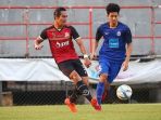 ryuji-utomo-kiri-memakai-jersey-ptt-rayong_20180104_145746.jpg