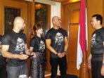 saat-ahok-beradu-silat-dengan-deddy-dan-chika_20160810_013546.jpg