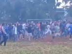 saat-bentrokan-terjadi-di-lapangan-seusai-final-sepak-bola.jpg