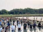 Saat Jokowi dan Prabowo Nyebur Tanam Mangrove