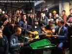 saat-jokowi-nikmati-permainan-komunitas-musik-bandung_20171018_141236.jpg