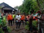 saat-kepala-basarnas-maumere-i-putu-sudayana-menganta.jpg