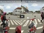 saat-menunggu-lampu-merah-pria-ini-turun-dari-motor-dan-asik-bersenam_20180404_114516.jpg