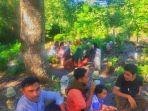 saat-pengantin-zaenal-ziarah-kubur.jpg