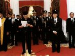 saat-saat-soeharto-lengser-dari-jabatannya_20180522_140333.jpg
