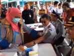 saat-sidak-menhub-jonan-ikut-tes-kesehatan-tekanan-darahnya-tinggi_20150713_113055.jpg