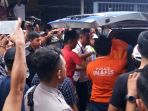 saat-tim-inafis-polresta-pontianak-membawa-korban-mutilasi-ke-rs-soedarso_20180705_183547.jpg