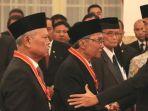 sabam-sirait-menerima-gelar-bintang-mah.jpg
