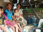 saban-60-bersama-istri-trihawati-40-dan-ketiga-anaknya-tinggal-satu-atap-bersama-kambing_20170323_153639.jpg