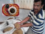 sabirin-tunjukkan-kopi-wine_20151021_121428.jpg