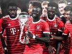 sadio-mane-bersama-pemain-bayern-muenchen.jpg