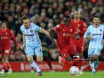 sadio-mane-kanan-tengah-bersaing-dengan-gelandang-west-ham-united-inggris-mark-noble.jpg
