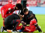 sadio-mane-kanan-terduduk.jpg
