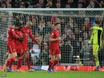 sadio-mane-kedua-dari-kiri-merayakan-dengan-rekan-setimnya.jpg