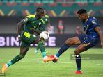 sadio-mane-kiri-ditantang-oleh-bek-tanjung-verde-steven-fortes.jpg