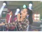 safira-inema-saat-menyanyikan-lagu-top-topan.jpg