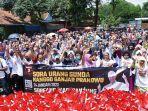 sahabat-ganjar-melakukan-kegiatan-bersama-warga-di-sekitaran-lapangan-si-jalak-harupat.jpg