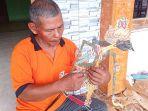 saiman-sesepuh-dukuh-butuh-sebagai-pengrajin-wayang-kulit.jpg