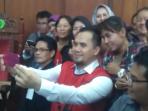 saipul-jamil-saat-mengajak-sejumlah-warga-untuk-foto-bersama_20160518_170833.jpg