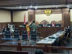 saksi-ardian-tengah-disumpah.jpg