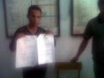 saksi-dari-Cabup-Takalar-Sunardi-perlihatkan-Formulir-berbeda.jpg