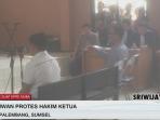 saksi-kunci-ott-muba-masuk-ruang-sidang-dan-protes-hakim_20150926_192032.jpg