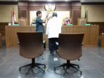 saksi-suriyansyah-dalam-kasus-suap-dan-gratifikasi-bupati-kutai-kertanegara-rita-widyasari_20180410_201221.jpg