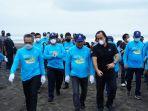 sakti-wahyu-trenggono-turun-langsung-memungut-sampah.jpg