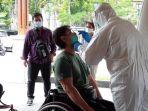 salah-satu-atlet-pelatnas-paralimpiade-2021-saat-menjalani-swab.jpg