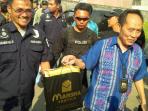 salah-satu-dokumen-berisi-sertifikat-rumah-yang-disita_20150731_163011.jpg