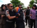 salah-satu-keluarga-yang-marah-atas-kekerasan-yang-dilakukan-ibu-kandung_20171026_111905.jpg