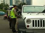 salah-satu-mobil-mewah-yang-terjaring-razia_20180418_194502.jpg