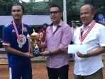 salah-satu-momen-penyerahan-piala-juara-ke-2.jpg
