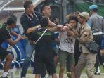 salah-satu-oknum-suporter-persib-bandung-menghampiri-bangku-cadangan.jpg