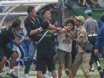 salah-satu-oknum-suporter-persib-bandung-menghampiri-miljan-radovic.jpg